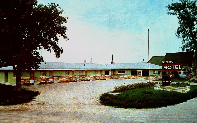 Wildfong Motel (Watsons Motel) - Old Postcard (newer photo)